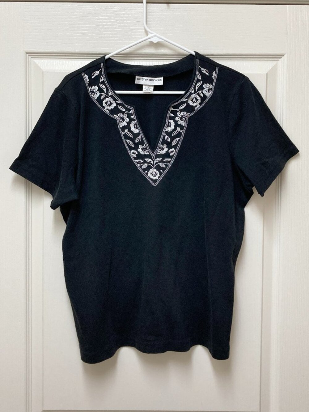 Cathy Daniels Wmns Size XL Black Short Sleeve Shirt w/ V-Neck Floral Embroidered